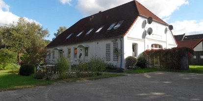 Monteurwohnung - WLAN - Flusslandschaft Elbe - Außenansicht mit Parkplatz - Monteurzimmer u. Wohnungen Nähe Lüneburg