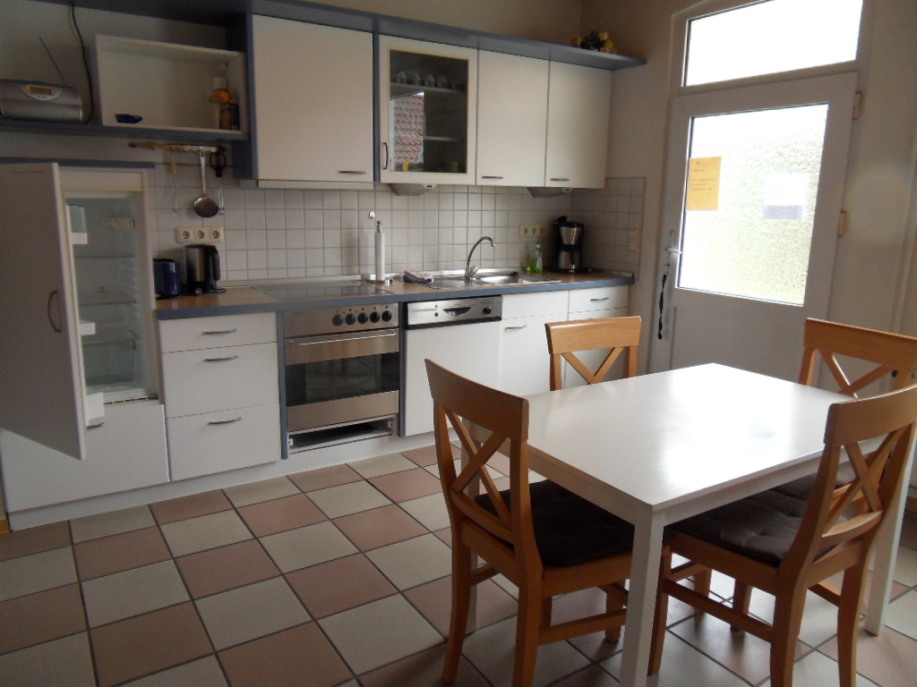 Monteurzimmer: komplette Küche mit Zugang zur Terrasse - Monteurzimmer u. Wohnungen Nähe Lüneburg