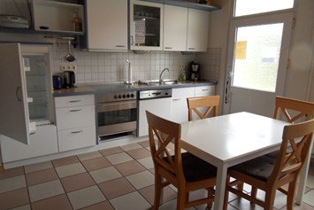 Monteurzimmer: komplette Küche mit Zugang zur Terrasse - Monteurzimmer u. Wohnungen Nähe Lüneburg