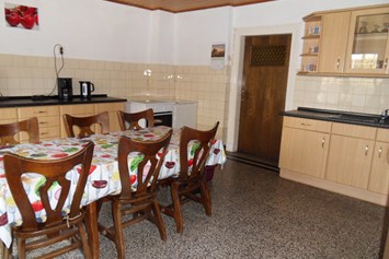 Monteurzimmer: große Küche mit esstisch - Monteurzimmer u. Wohnungen Nähe Lüneburg