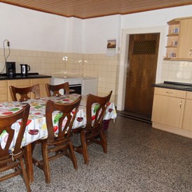 Monteurzimmer: große Küche mit esstisch - Monteurzimmer u. Wohnungen Nähe Lüneburg