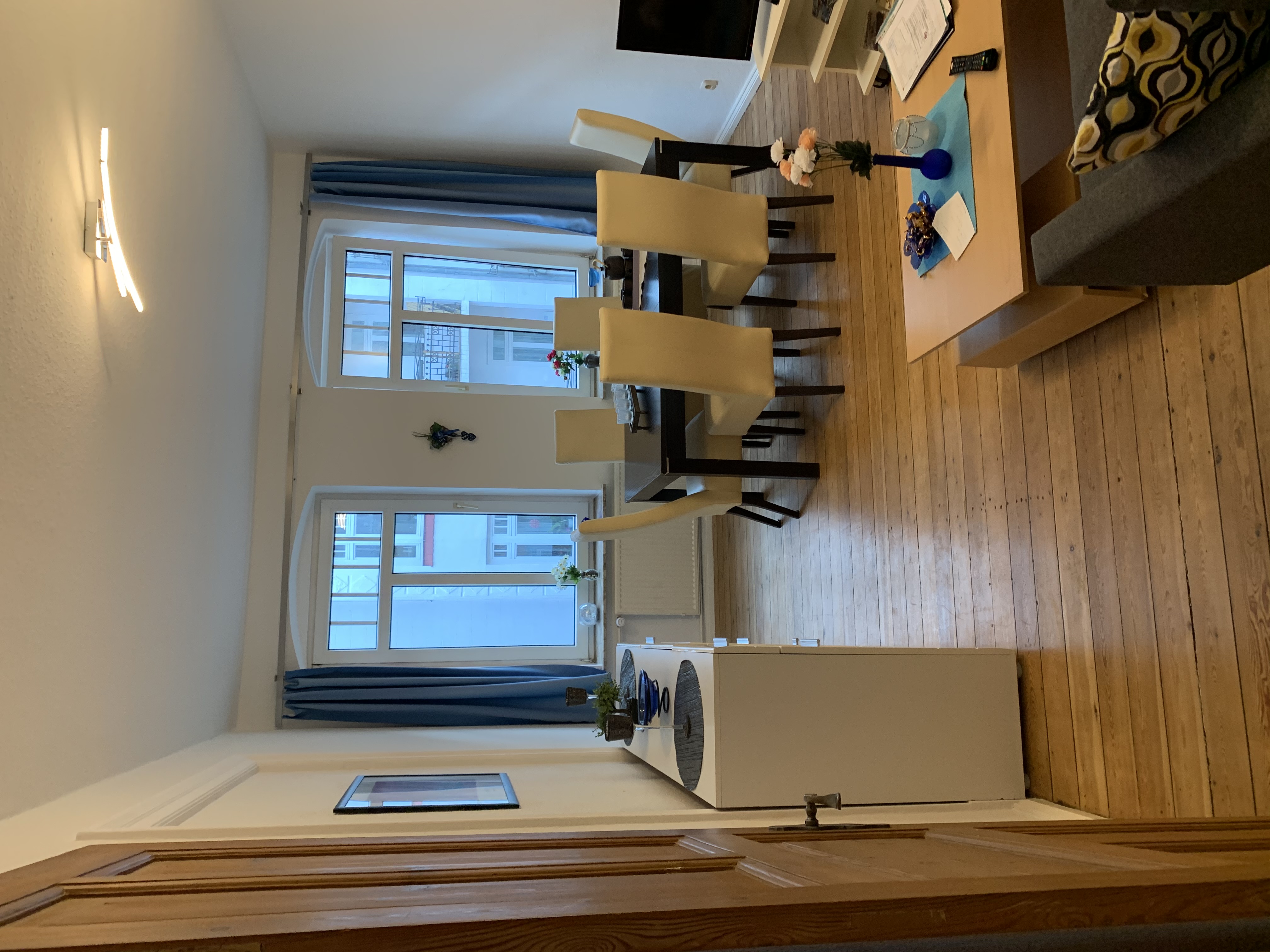 Monteurwohnung - WLAN - Schleswig-Holstein - Wohnzimmer - Zentrale 2 Zimmer Altbauwohnung