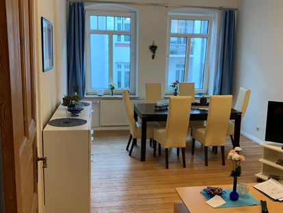 Monteurwohnung - Kaffeemaschine - Schleswig-Holstein - Wohnzimmer - Zentrale 2 Zimmer Altbauwohnung