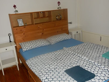 Monteurwohnung - Kaffeemaschine - Schleswig-Holstein - Schlafzimmer 1 - Zentrale 2 Zimmer Altbauwohnung