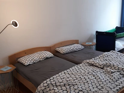 Monteurwohnung - Kaffeemaschine - Schleswig-Holstein - Schlafzimmer 2 - Zentrale 2 Zimmer Altbauwohnung
