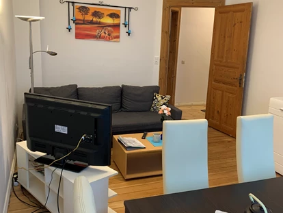 Monteurwohnung - Kaffeemaschine - Schleswig-Holstein - Wohnzimmer - Zentrale 2 Zimmer Altbauwohnung