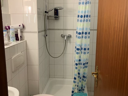 Monteurwohnung - Kaffeemaschine - Schleswig-Holstein - Badezimmer - Zentrale 2 Zimmer Altbauwohnung
