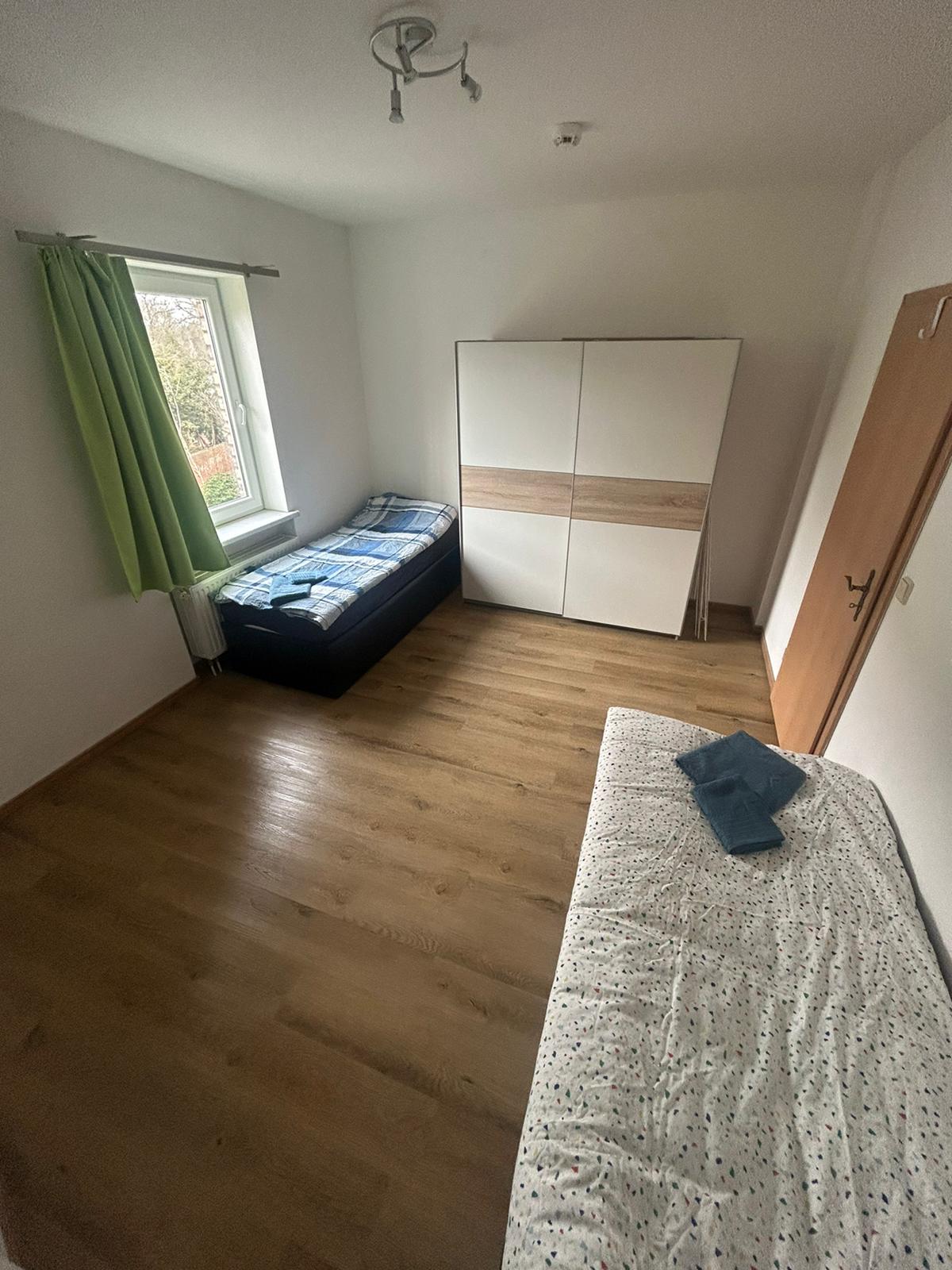 Monteurzimmer: Schlafzimmer 1 - 2 Zimmer Wohnung neben Burg Giebichenstein 