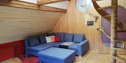 Monteurwohnung - Marktzeuln - Couch in der Maisonette  - Monteurzimmer - Studentenzimmer - Ferienwohnung im altes Schäferhaus