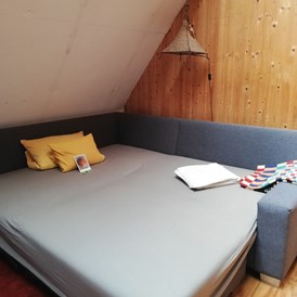 Monteurzimmer: Die Couch in der Maisonette als Schlafsofa - Monteurzimmer - Studentenzimmer - Ferienwohnung im altes Schäferhaus