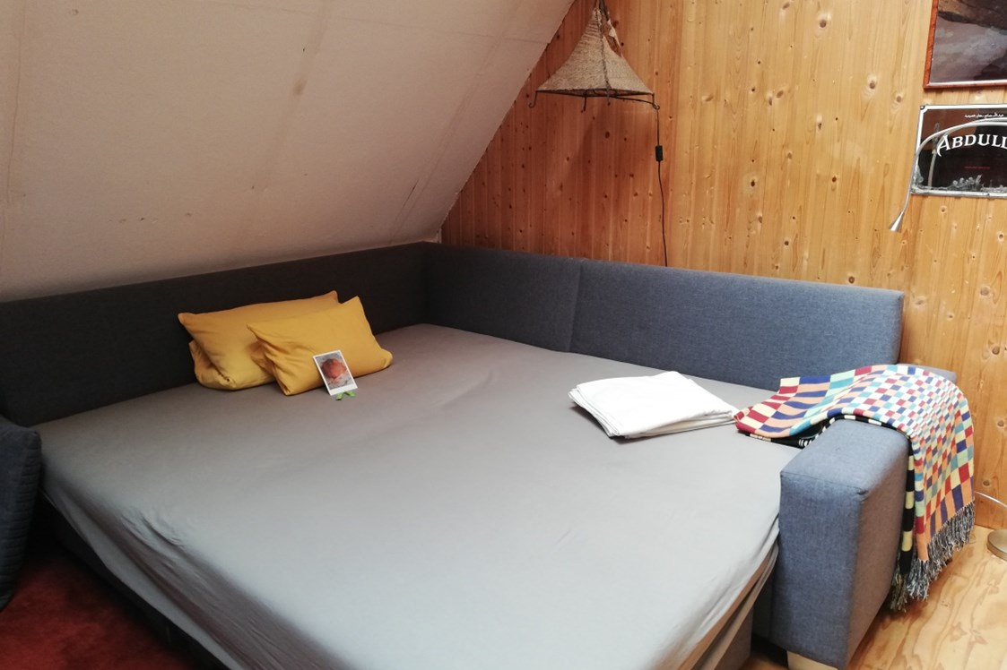 Monteurzimmer: Die Couch in der Maisonette als Schlafsofa - Monteurzimmer - Studentenzimmer - Ferienwohnung im altes Schäferhaus