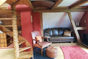 Monteurzimmer: Wendeltreppe zur oberen Schlafkoje in der Maisonette - Monteurzimmer - Studentenzimmer - Ferienwohnung im altes Schäferhaus