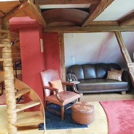 Monteurzimmer: Wendeltreppe zur oberen Schlafkoje in der Maisonette - Monteurzimmer - Studentenzimmer - Ferienwohnung im altes Schäferhaus