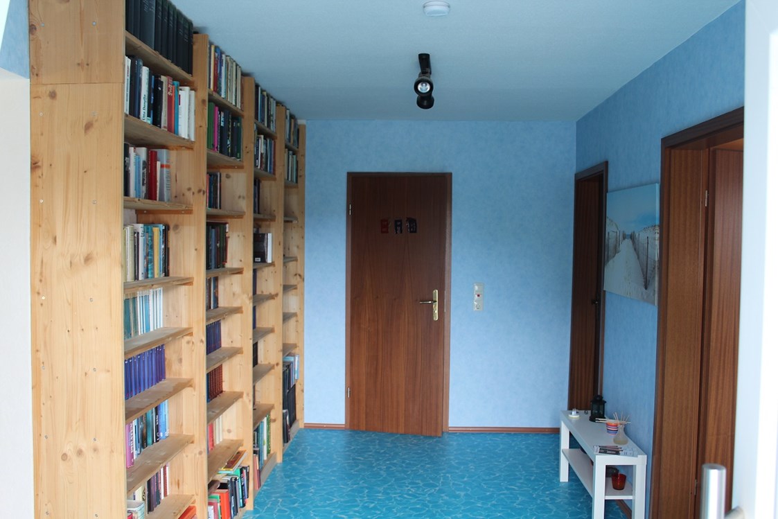 Monteurzimmer: Flur mit Bibliothek - Fewosan Sandstedt