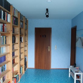 Monteurzimmer: Flur mit Bibliothek - Fewosan Sandstedt