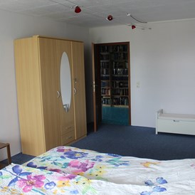 Monteurzimmer: Schlafzimmer mit Doppelbett - Fewosan Sandstedt