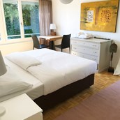 Monteurzimmer - Jura-Zimmer ist mit einem Doppelbett und einer Schlafcouch ausgestattet. Kann für 3 Personen gemietet werden. - Bern /Zollikofen charmante Wohnung