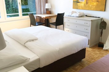Monteurzimmer: Jura-Zimmer ist mit einem Doppelbett und einer Schlafcouch ausgestattet. Kann für 3 Personen gemietet werden. - Bern /Zollikofen charmante Wohnung