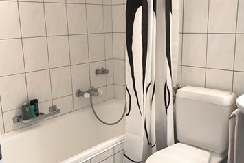 Monteurzimmer: Badezimmer mit Wanne und Dusche. - Bern /Zollikofen charmante Wohnung