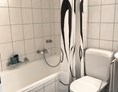 Monteurzimmer: Badezimmer mit Wanne und Dusche. - Bern /Zollikofen charmante Wohnung