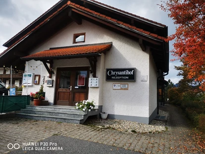 Monteurwohnung - Waschmaschine - Deutschland - Rezeption Chrysantihof mit kalten Getränken und kleinen Leckerbissen - Aparthotel Zwiesel - Bayerischer Wald - Weber Nada