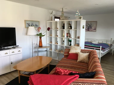 Monteurzimmer: Ein Doppelbett ; Sofa kann auch zum Schlafen genutzt werden.
Fernseher  - Ferienwohnung Seeblick
