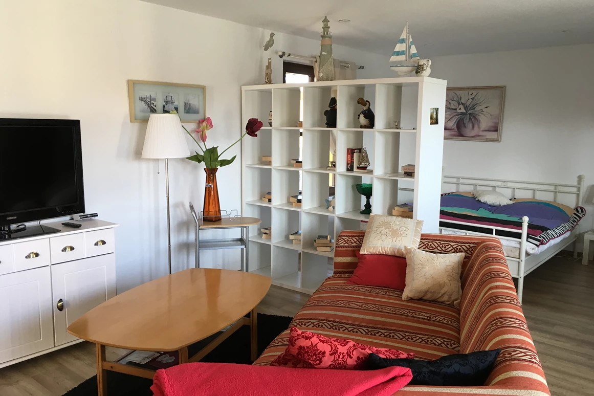 Monteurzimmer: Ein Doppelbett ; Sofa kann auch zum Schlafen genutzt werden.
Fernseher  - Ferienwohnung Seeblick