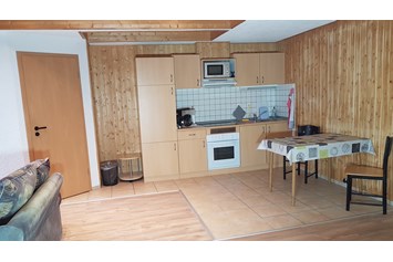 Monteurzimmer: Apartment , Küche und Wohnbereich - Ferienwohnung und Monteurzimmer Schuricht