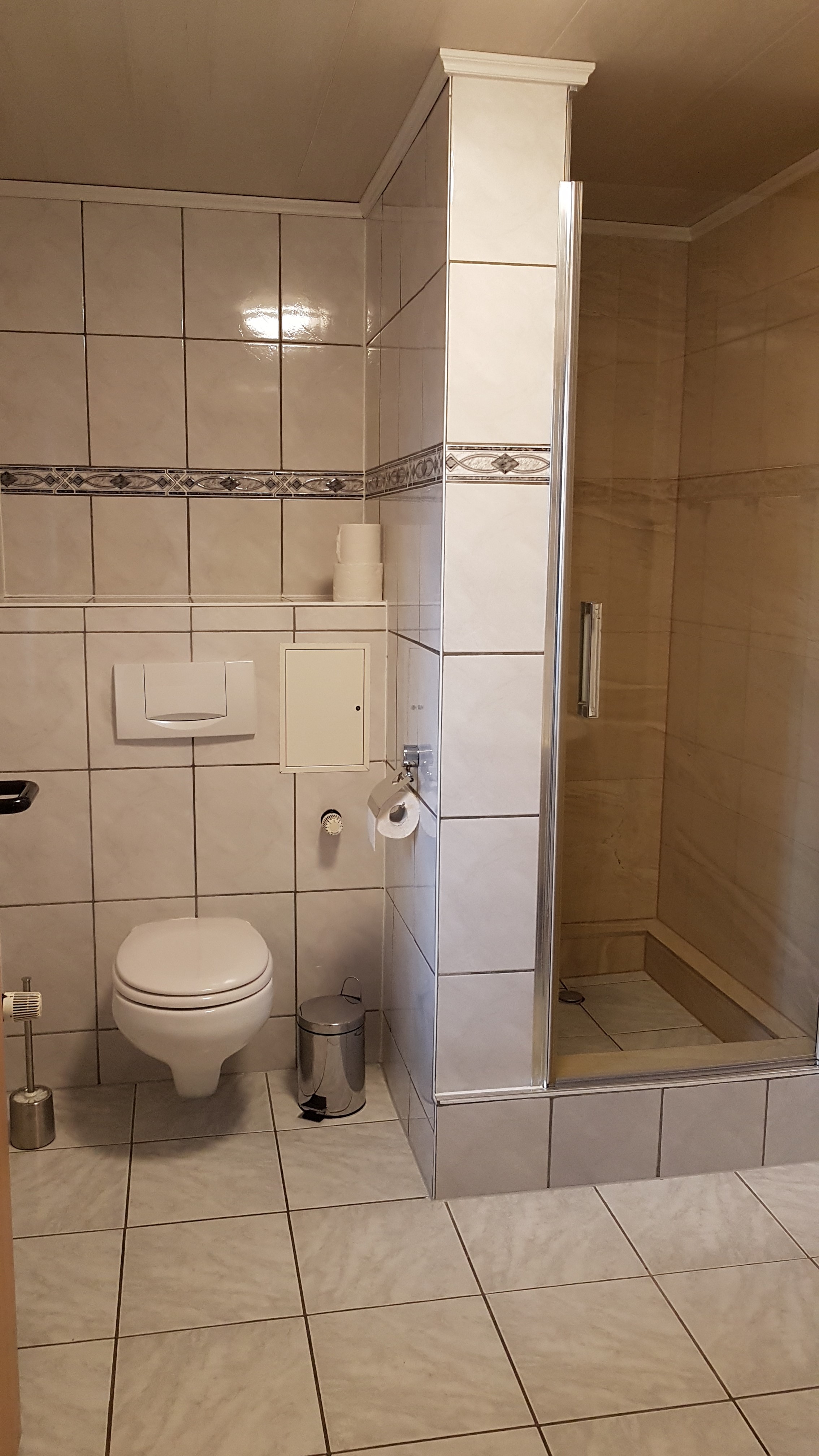 Monteurzimmer: Sanitär Zweibettzimmer - Ferienwohnung und Monteurzimmer Schuricht