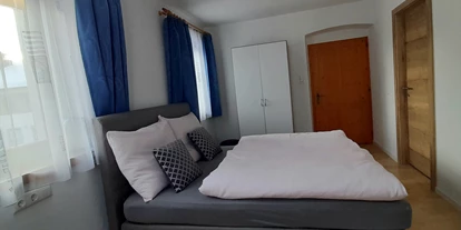 Monteurwohnung - Parkplatz: eigener Parkplatz vorhanden - Österreich - Appartement mit Küche
Boxspringbett, Schrank - Privatzimmervermietung Foidlbauer