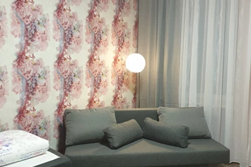 Monteurzimmer: Couch - Gästehaus  mit 6 Monteurwohnungen .Neu renoviert  und modern eingerichtet. 