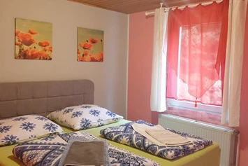 Monteurzimmer: Schlafzimmer mit Doppelbett - Gästehaus  mit 6 Monteurwohnungen .Neu renoviert  und modern eingerichtet. 