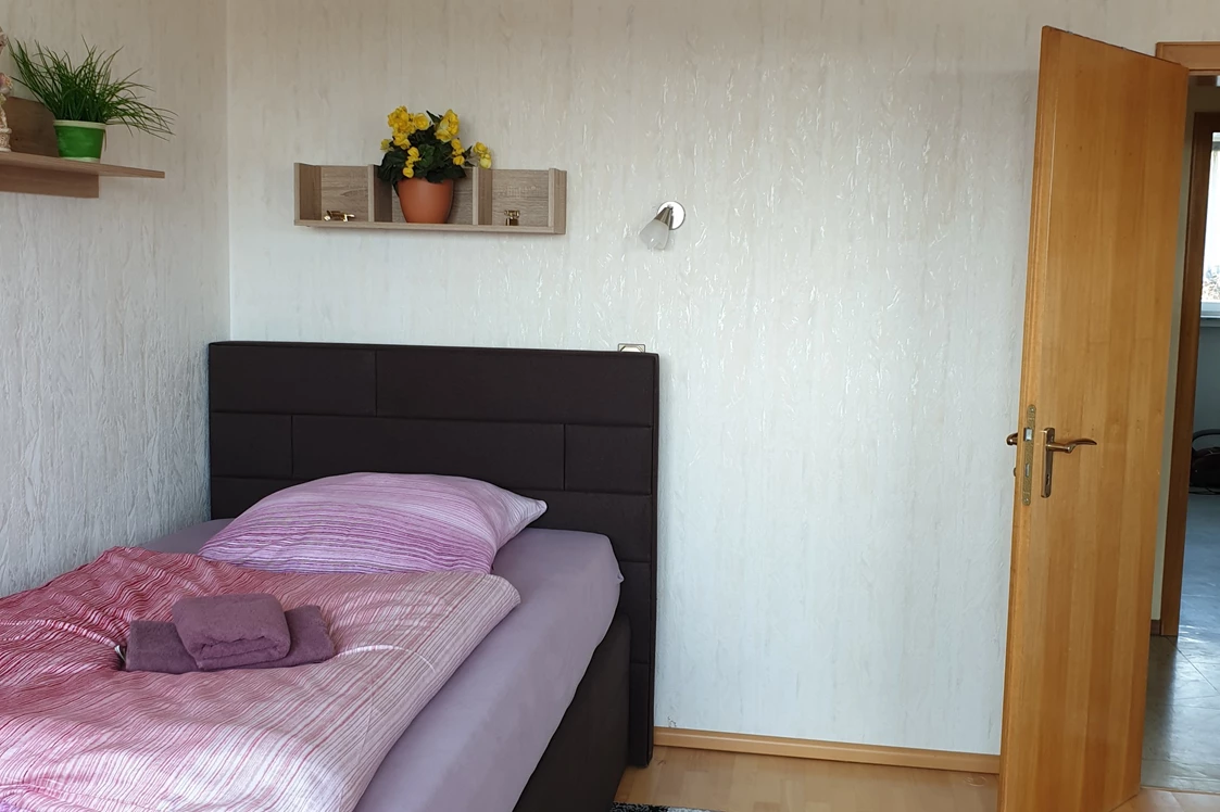 Monteurzimmer: Schlafzimmer Einzelbett - Gästehaus  mit 6 Monteurwohnungen .Neu renoviert  und modern eingerichtet. 