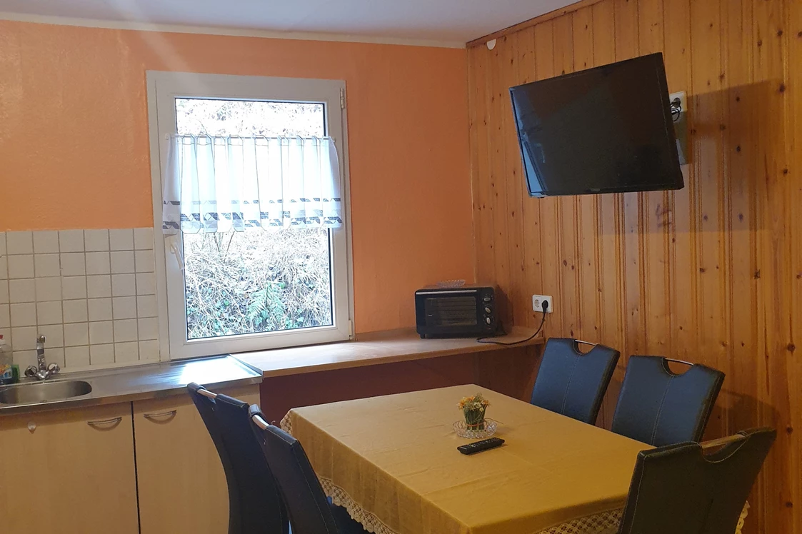 Monteurzimmer: Küche mit Esstisch - Gästehaus  mit 6 Monteurwohnungen .Neu renoviert  und modern eingerichtet. 