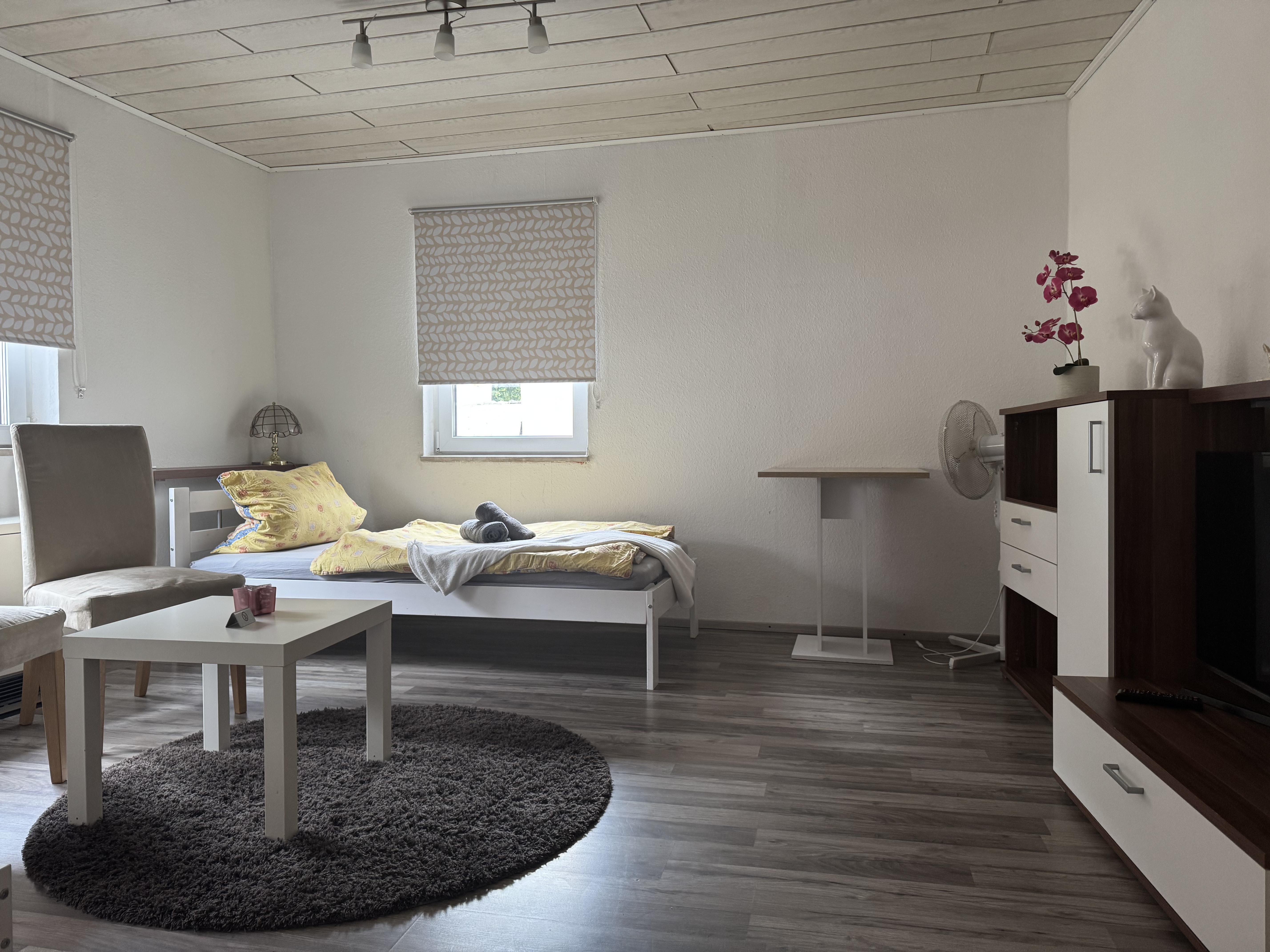 Monteurwohnung - Zimmertyp: Doppelzimmer - Münzenberg - Zimmer mit 2 Einzelbetten und Sitzmöbel. .  - Monteurwohnung Mittelhessen 