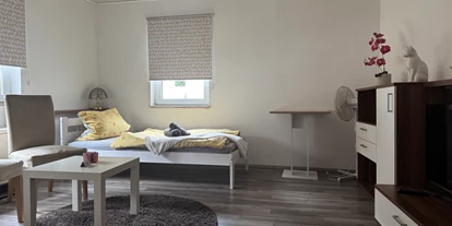 Monteurwohnung - Reichelsheim (Wetteraukreis) - Zimmer mit 2 Einzelbetten und Sitzmöbel. .  - Monteurwohnung Mittelhessen