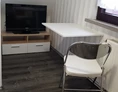 Monteurzimmer: TV Tisch und Stuhl  - Bause 