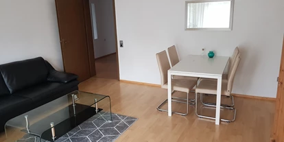 Monteurwohnung - Lauffen am Neckar - Wohn-Esszimmer mit Esstisch, Fernsehcouch und Fernseher - Ansprechende Monteurwohnung 70m² mit 2 Einzelzimmer