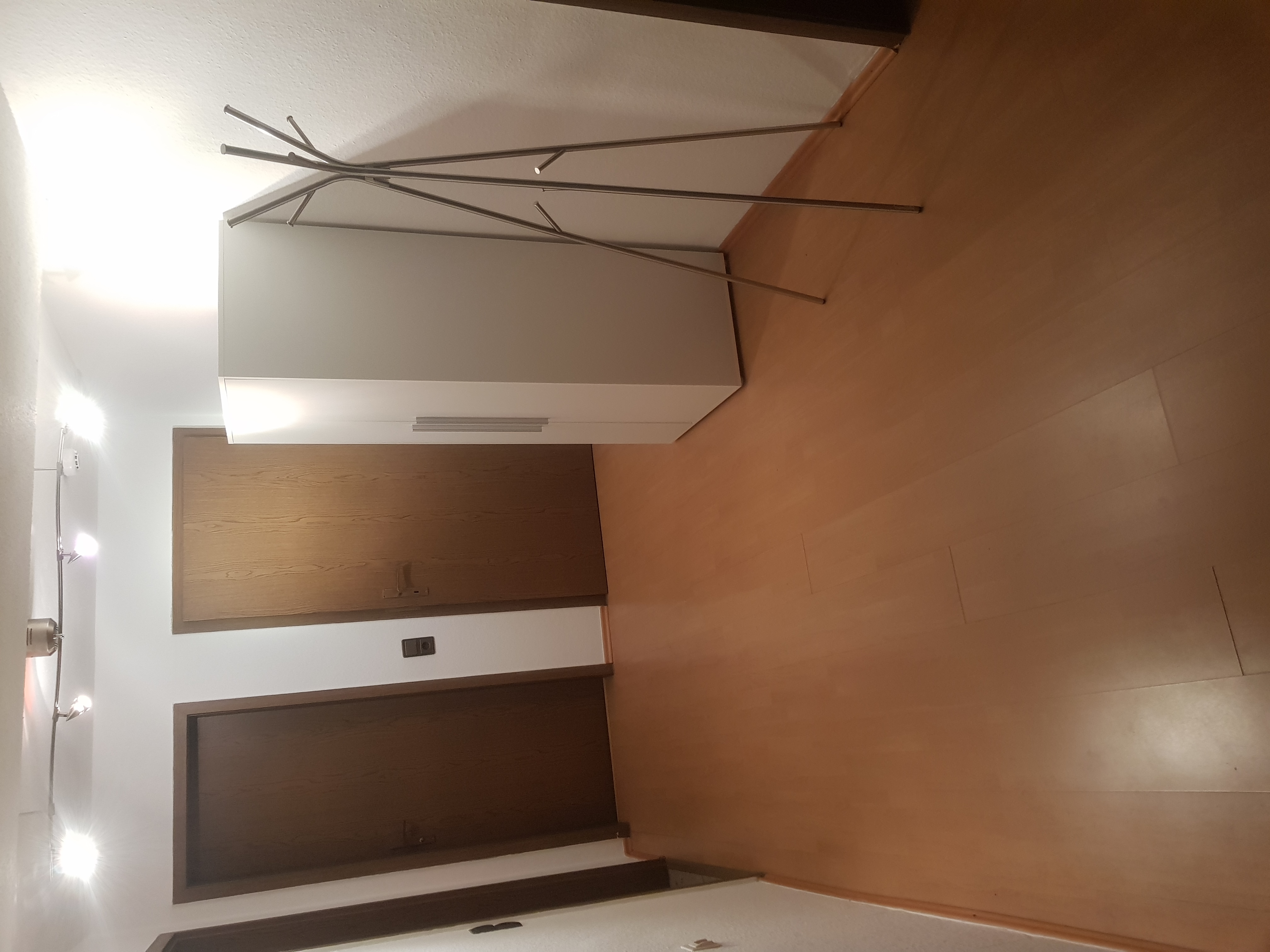 Monteurzimmer: geräumiger Flur - Ansprechende Monteurwohnung 70m² mit 2 Einzelzimmer
