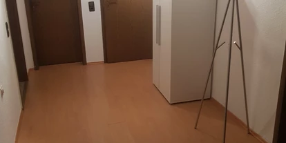 Monteurwohnung - Lauffen am Neckar - geräumiger Flur - Ansprechende Monteurwohnung 70m² mit 2 Einzelzimmer