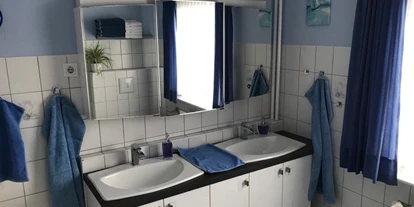 Monteurwohnung - Kaffeemaschine - Schleswig-Holstein - Bad : 
Doppelwaschbecken, Spiegelschrank - "Villa Düne" für Handwerker und Reisende