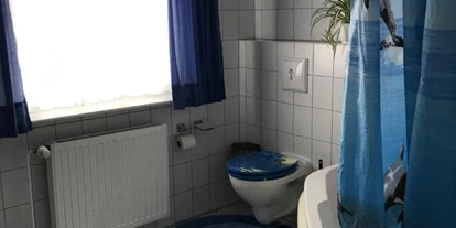 Monteurwohnung - Kaffeemaschine - Schleswig-Holstein - Bad : 
WC, Duschbadewanne, Fenster - "Villa Düne" für Handwerker und Reisende