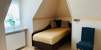 Monteurwohnung - Kaffeemaschine - Schleswig-Holstein - Obergeschoss :
 Schlafzimmer -2- - "Villa Düne" für Handwerker und Reisende