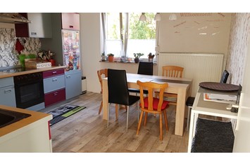 Monteurzimmer: Die Küche im großen Haus - Ferienhaus Kunterbunt 1 und 2