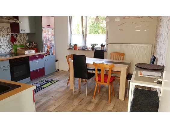 Monteurzimmer: Die Küche im großen Haus - Ferienhaus Kunterbunt 1 und 2