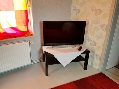 Monteurzimmer: Großer FlatScreen Bildschirm  - Ferienhaus Kunterbunt 1 und 2