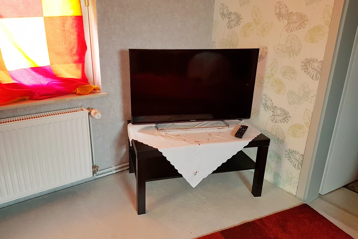 Monteurzimmer: Großer FlatScreen Bildschirm  - Ferienhaus Kunterbunt 1 und 2
