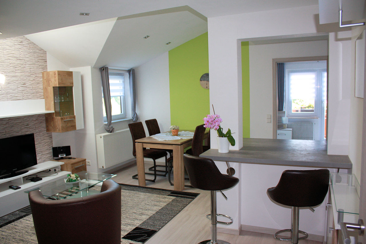 Monteurwohnung - Zimmertyp: Doppelzimmer - Baiersbronn - Wohn-/Essbereich FeWo SCHWALBENNEST - FERIENHAUS RUOFF - Ursula Ruoff