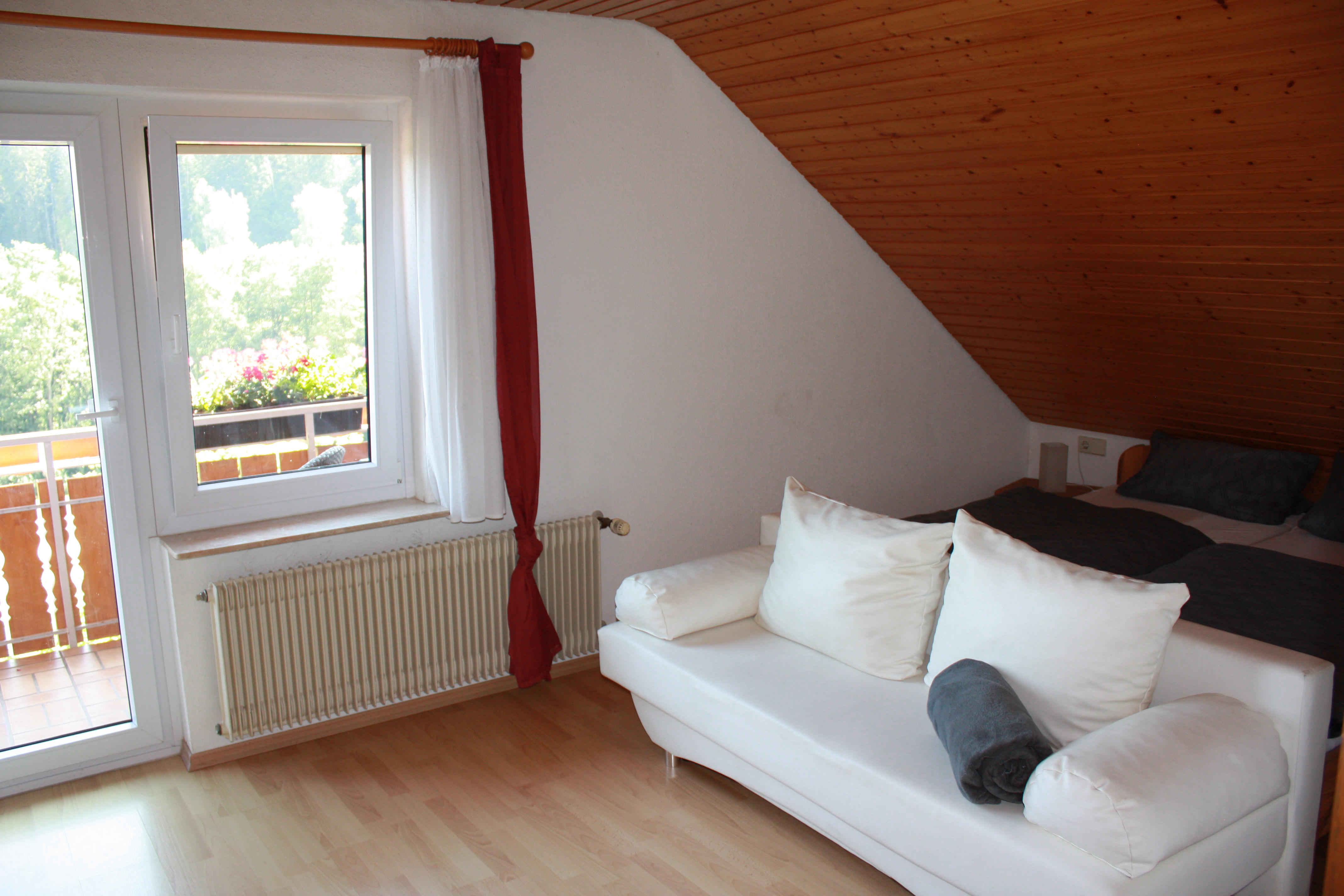 Monteurzimmer: Schlafzimmer FeWo SPATZENNEST - FERIENHAUS RUOFF - Ursula Ruoff