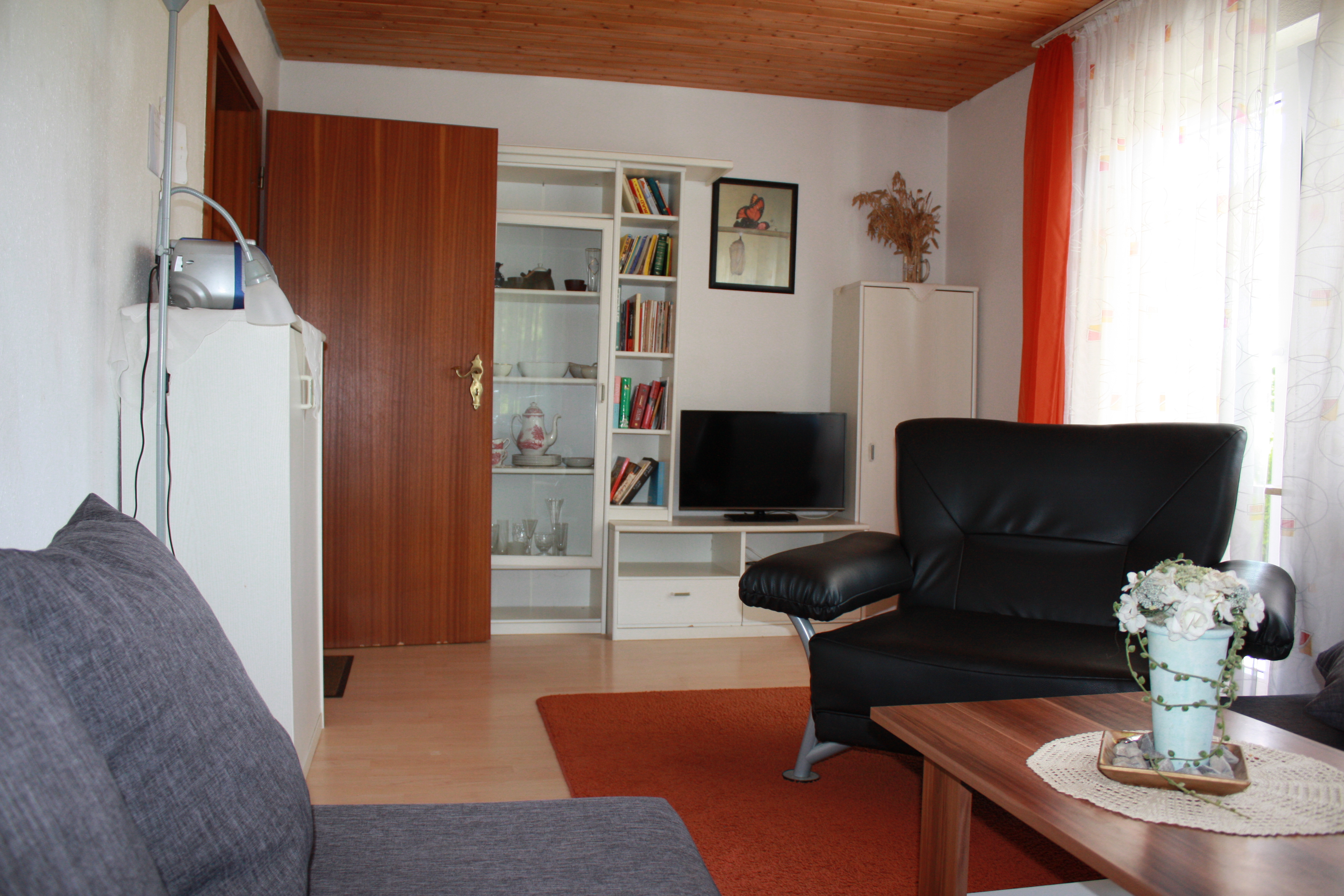 Monteurzimmer: Wohnzimmer FeWo WALDBLICK - FERIENHAUS RUOFF - Ursula Ruoff